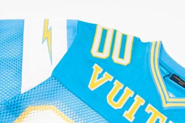 pcitem1745330852-21c90000018718e79ab40a8133ca_1080_720_jpg-1.jpg LV T-shirt Sporty with Patch